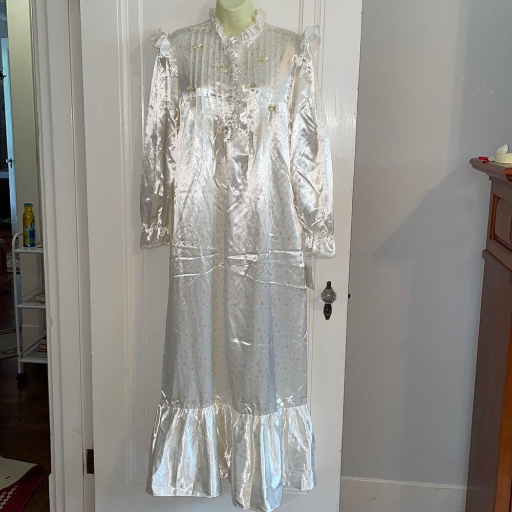 NWT Kayser‎ shiny cream colored prairie look nightgown